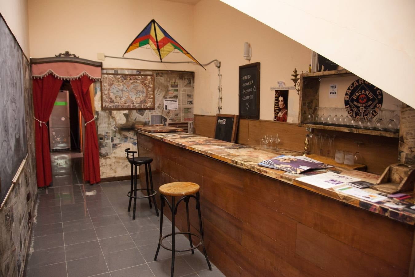 Diario LA RIOJA visita 'La Puerta Gótika', donde una decena de jóvenes trata de impulsar un centro social «autogestionado» | Talleres de todo tipo, sala de exposiciones, teatro, gimnasio, un cenador... El número 2 de San Gregorio aspira a llenarse de actividad de una forma alternativa