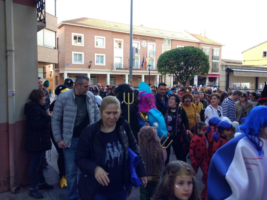 Lardero siempre se vuelca con los Carnavales y en esta ocasión no podía ser de otra manera. El frontón de la localidad y las calles del municipio se han llenado de gente disfrazada.