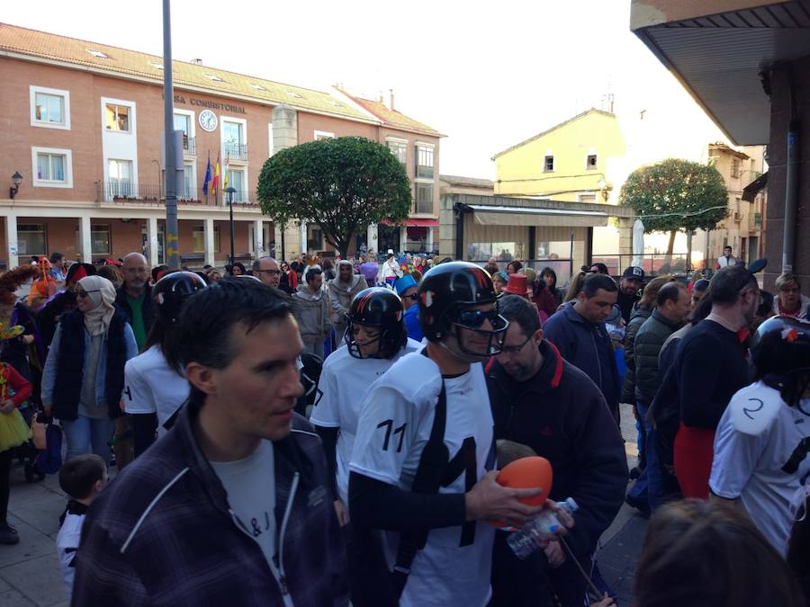 Lardero siempre se vuelca con los Carnavales y en esta ocasión no podía ser de otra manera. El frontón de la localidad y las calles del municipio se han llenado de gente disfrazada.