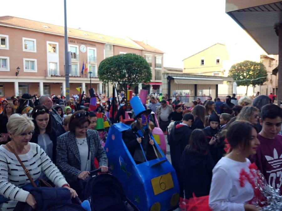 Lardero siempre se vuelca con los Carnavales y en esta ocasión no podía ser de otra manera. El frontón de la localidad y las calles del municipio se han llenado de gente disfrazada.