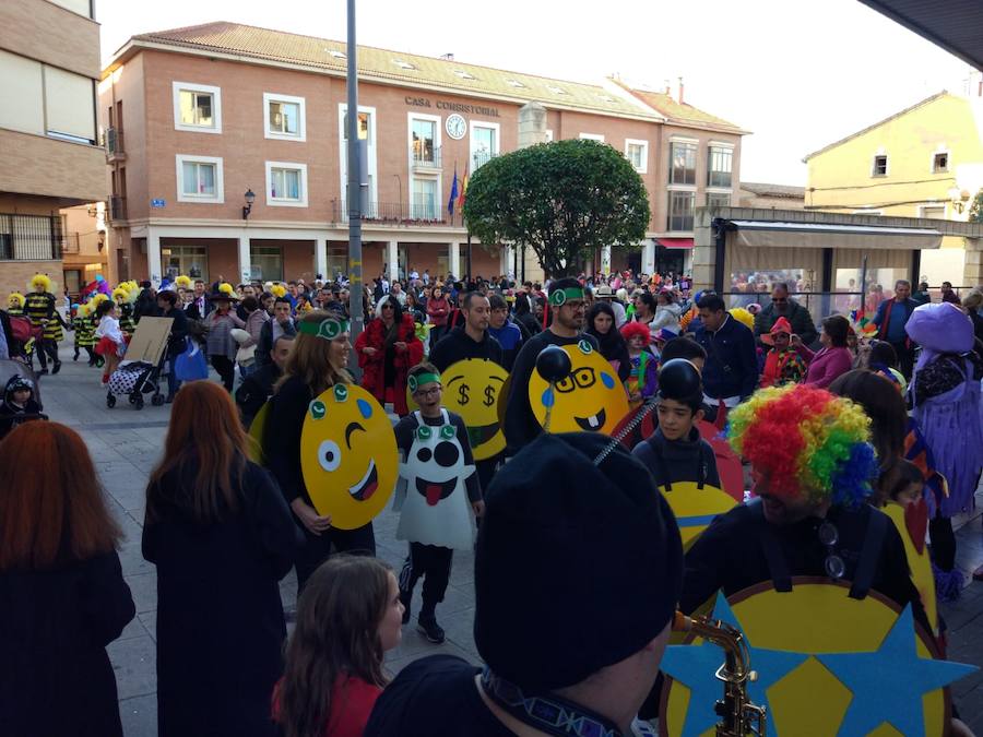 Lardero siempre se vuelca con los Carnavales y en esta ocasión no podía ser de otra manera. El frontón de la localidad y las calles del municipio se han llenado de gente disfrazada.