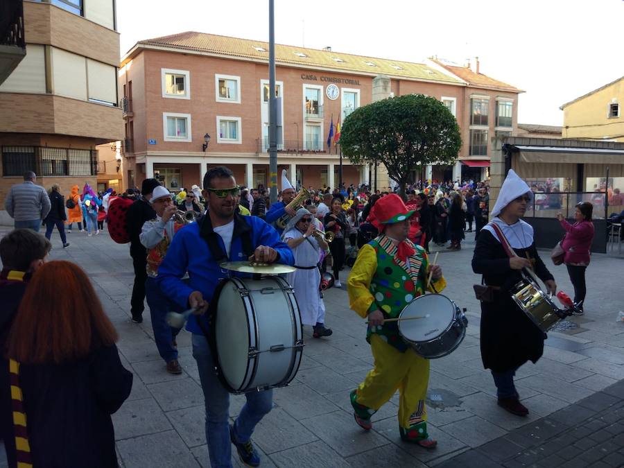 Lardero siempre se vuelca con los Carnavales y en esta ocasión no podía ser de otra manera. El frontón de la localidad y las calles del municipio se han llenado de gente disfrazada.