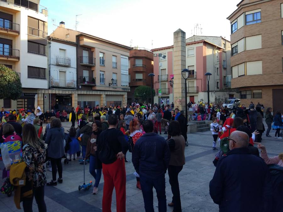 Lardero siempre se vuelca con los Carnavales y en esta ocasión no podía ser de otra manera. El frontón de la localidad y las calles del municipio se han llenado de gente disfrazada.