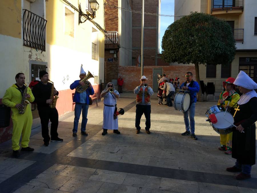 Lardero siempre se vuelca con los Carnavales y en esta ocasión no podía ser de otra manera. El frontón de la localidad y las calles del municipio se han llenado de gente disfrazada.