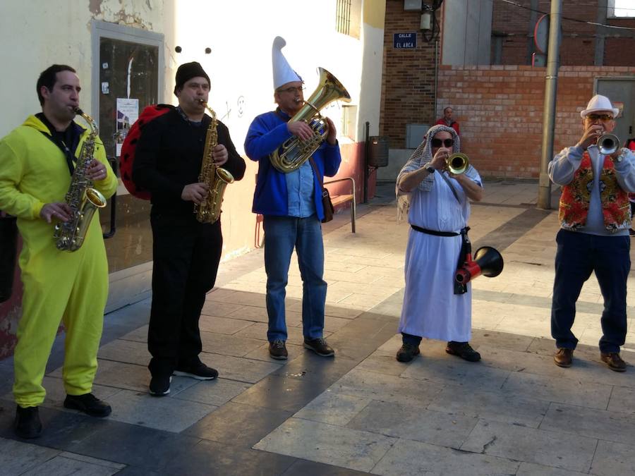 Lardero siempre se vuelca con los Carnavales y en esta ocasión no podía ser de otra manera. El frontón de la localidad y las calles del municipio se han llenado de gente disfrazada.