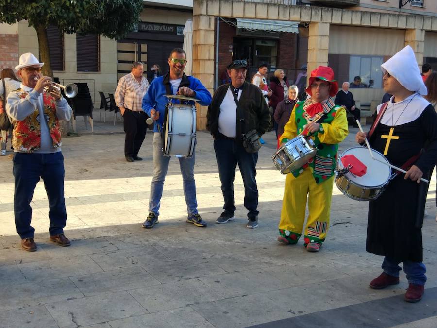 Lardero siempre se vuelca con los Carnavales y en esta ocasión no podía ser de otra manera. El frontón de la localidad y las calles del municipio se han llenado de gente disfrazada.