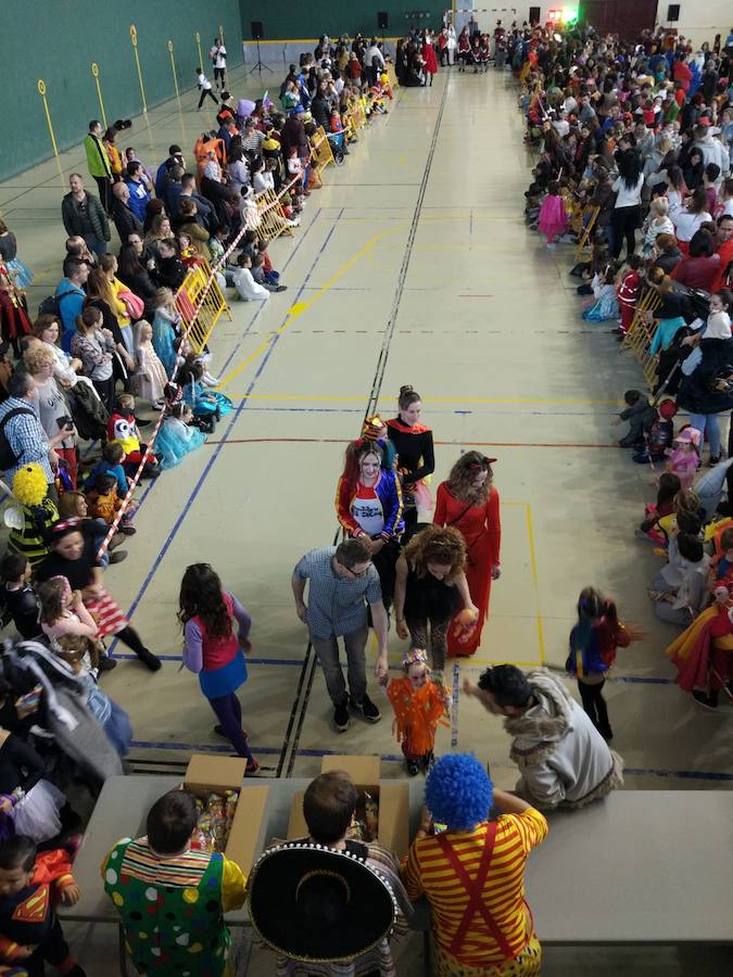 Lardero siempre se vuelca con los Carnavales y en esta ocasión no podía ser de otra manera. El frontón de la localidad y las calles del municipio se han llenado de gente disfrazada.