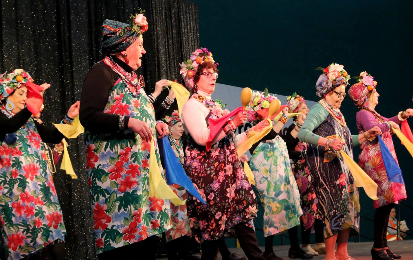 Los mayores de Logroño también disfrutan con el Carnaval en su tradicional cita en el l polideportivo de Las Gaunas