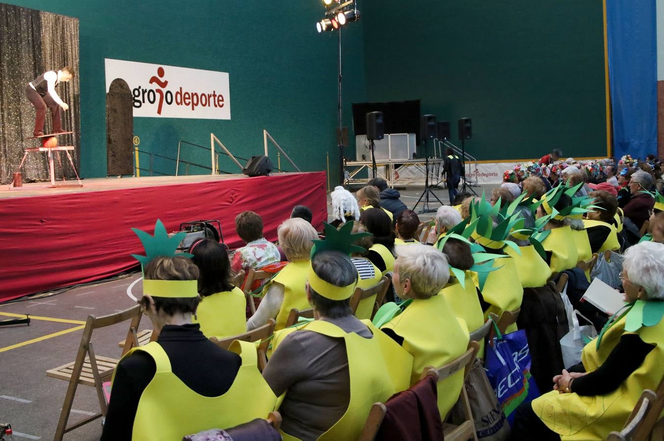 Los mayores de Logroño también disfrutan con el Carnaval en su tradicional cita en el l polideportivo de Las Gaunas