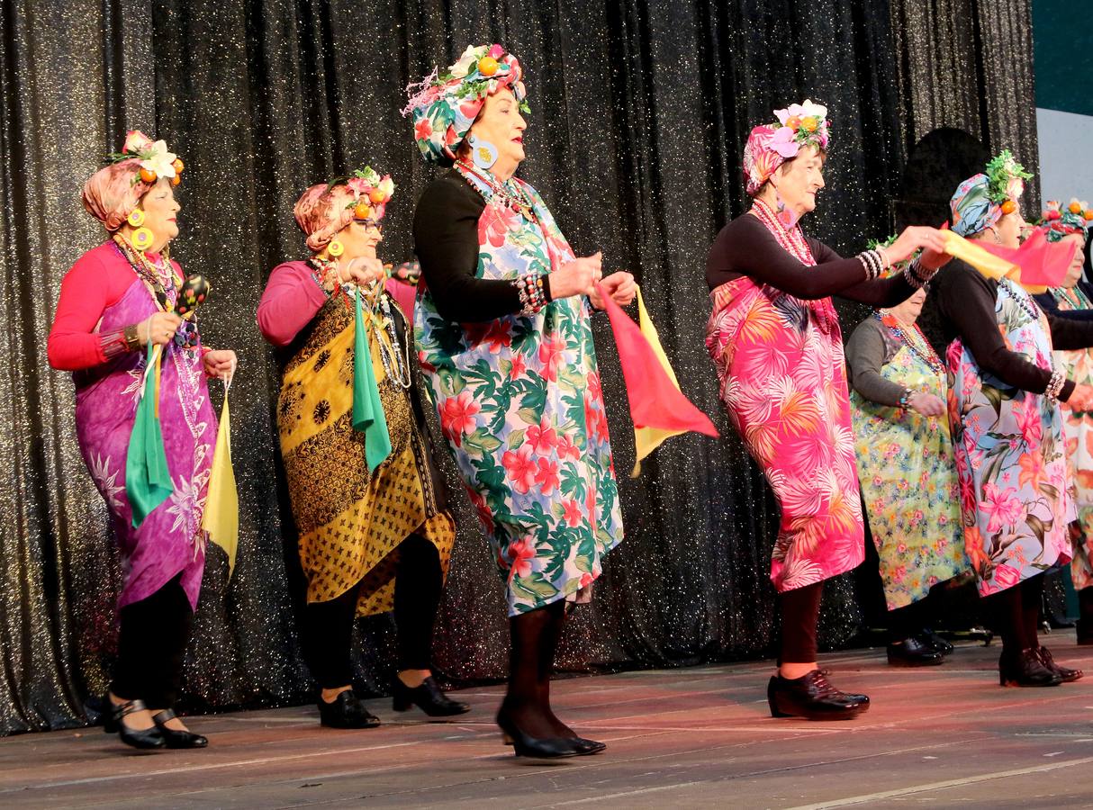 Los mayores de Logroño también disfrutan con el Carnaval en su tradicional cita en el l polideportivo de Las Gaunas