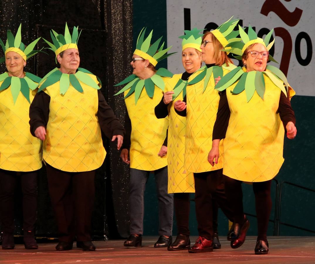 Los mayores de Logroño también disfrutan con el Carnaval en su tradicional cita en el l polideportivo de Las Gaunas