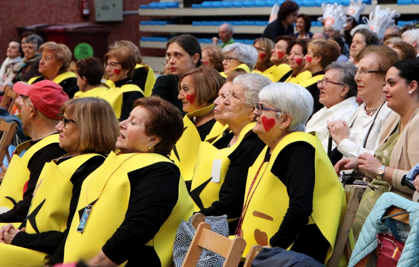 Los mayores de Logroño también disfrutan con el Carnaval en su tradicional cita en el l polideportivo de Las Gaunas