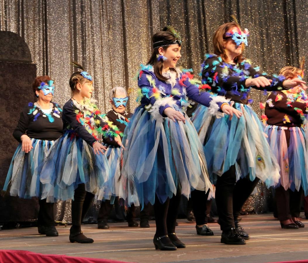 Los mayores de Logroño también disfrutan con el Carnaval en su tradicional cita en el l polideportivo de Las Gaunas