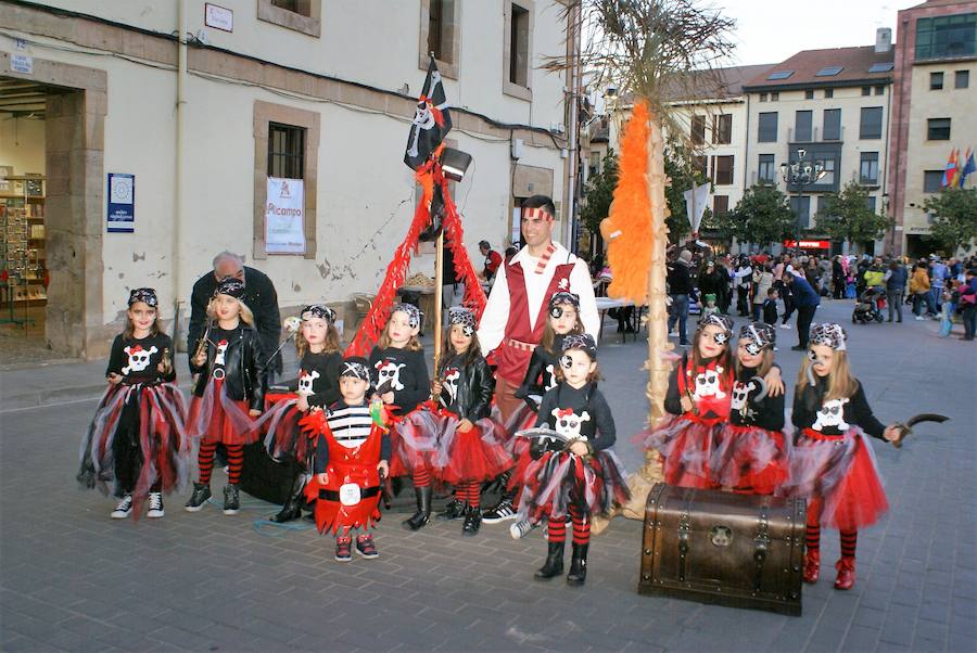 El desfile puso color a las calles najerenses. Mayores y pequeños dieron rinda suelta a su imaginación.