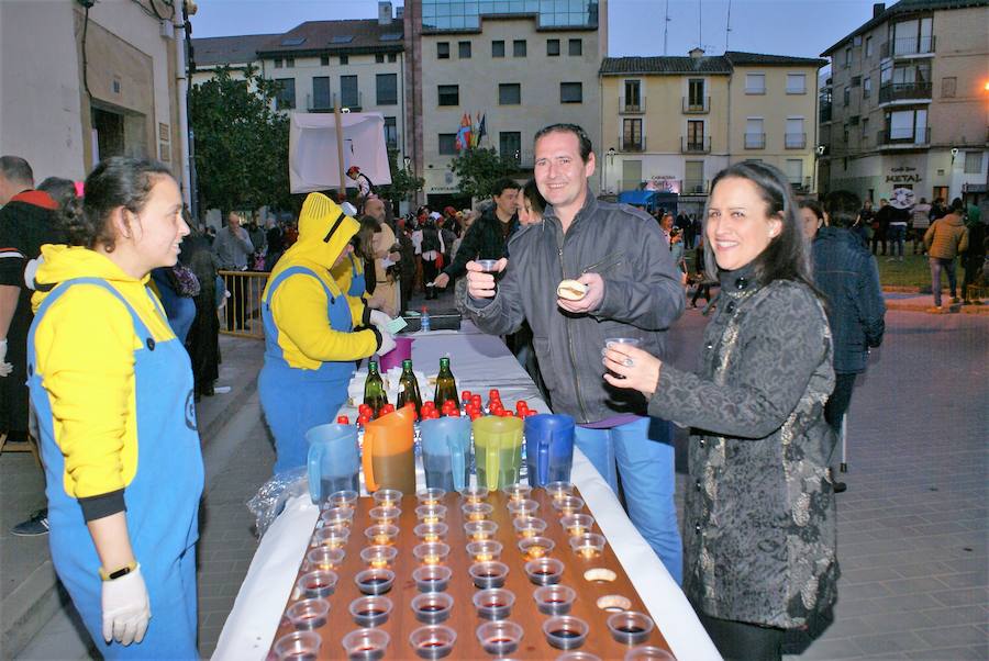 El desfile puso color a las calles najerenses. Mayores y pequeños dieron rinda suelta a su imaginación.