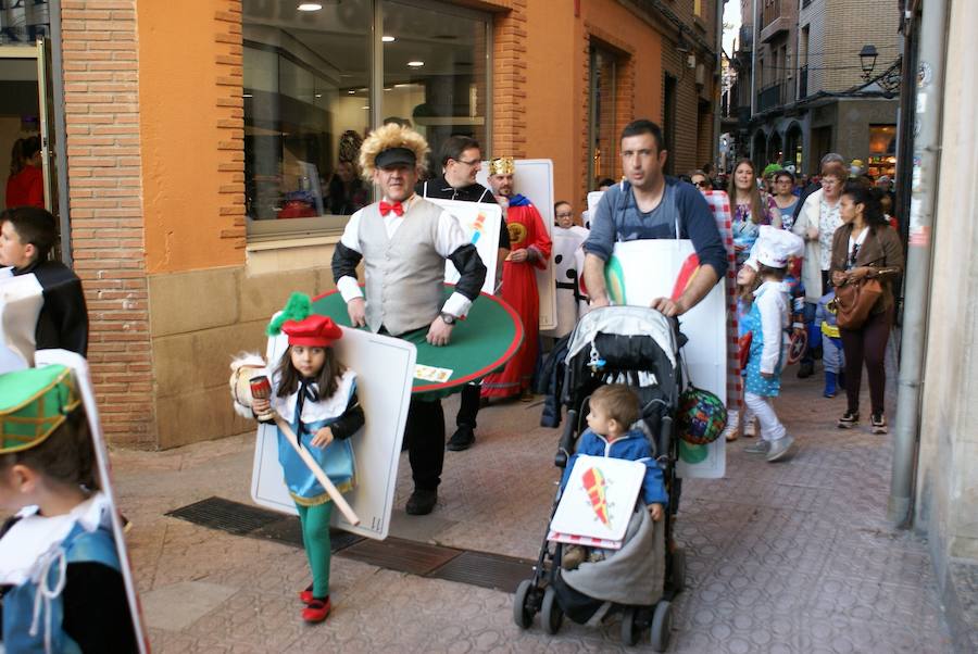 El desfile puso color a las calles najerenses. Mayores y pequeños dieron rinda suelta a su imaginación.