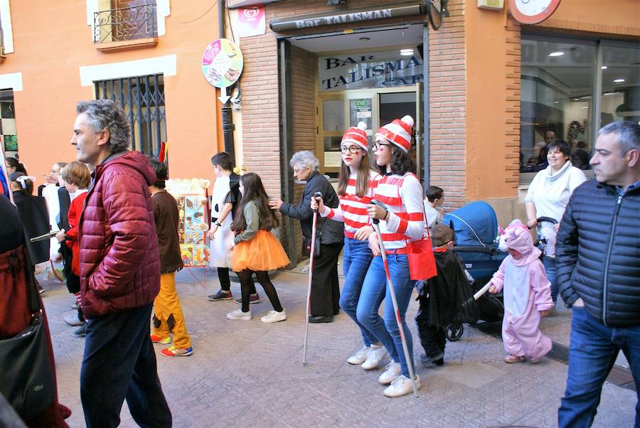 El desfile puso color a las calles najerenses. Mayores y pequeños dieron rinda suelta a su imaginación.