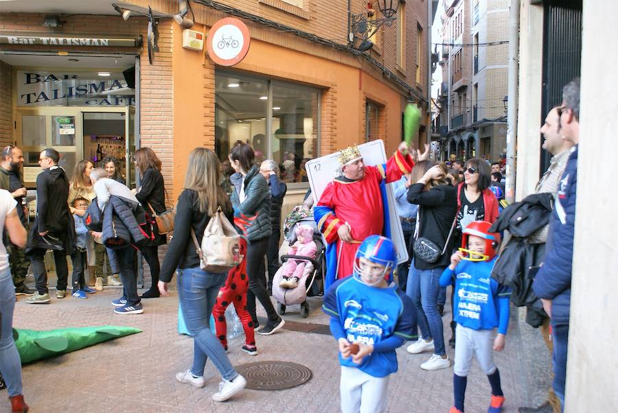 El desfile puso color a las calles najerenses. Mayores y pequeños dieron rinda suelta a su imaginación.