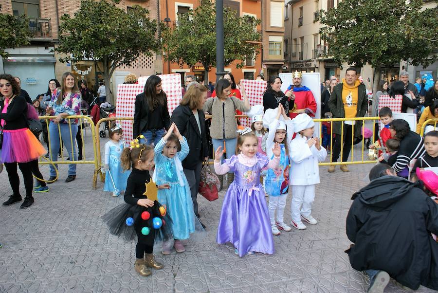 El desfile puso color a las calles najerenses. Mayores y pequeños dieron rinda suelta a su imaginación.