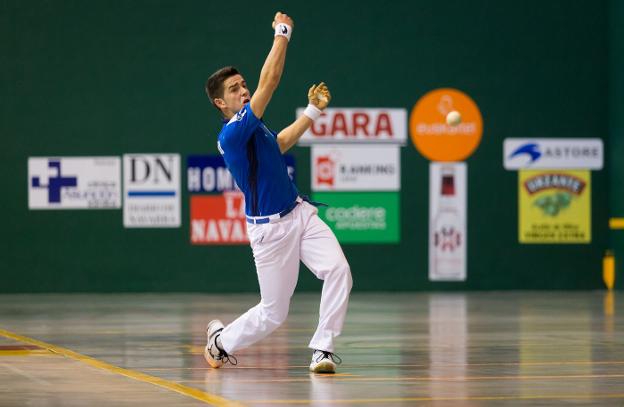 Rubén Salaverri finaliza un golpe durante un partido. 