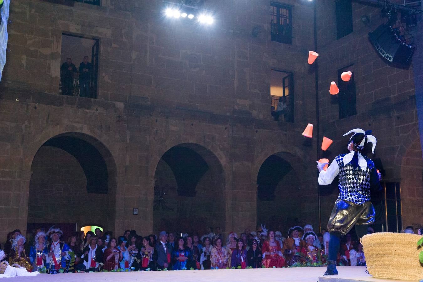 El claustro de Los Agustinos de Haro rezuma alegría con un Carnaval del Vino inspirado en el Siglo de las Luces 