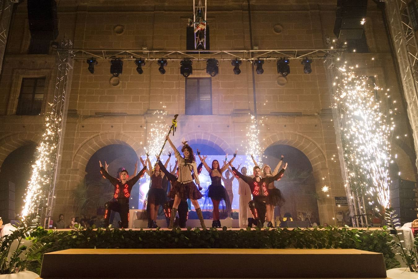 El claustro de Los Agustinos de Haro rezuma alegría con un Carnaval del Vino inspirado en el Siglo de las Luces 