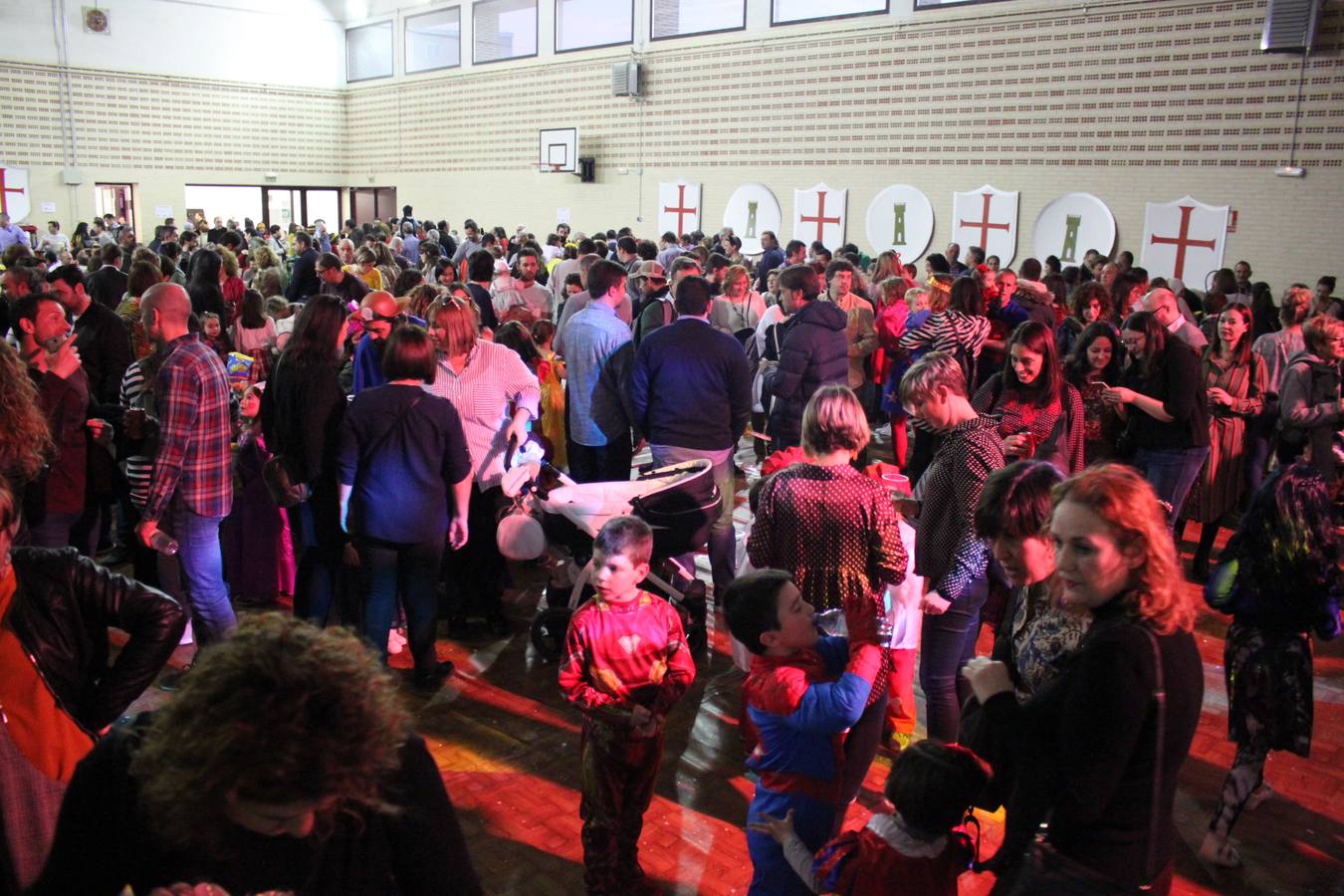 Cientos de alfareños acudieron al colegio Ezequiel Moreno, que acogía la fiesta de Carnaval.