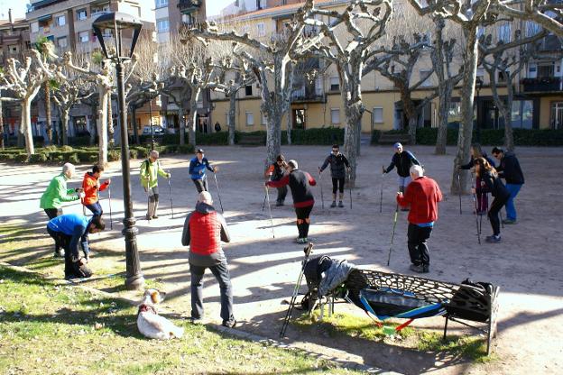 Los participantes en el curso, calentando músculos. :: F. D.