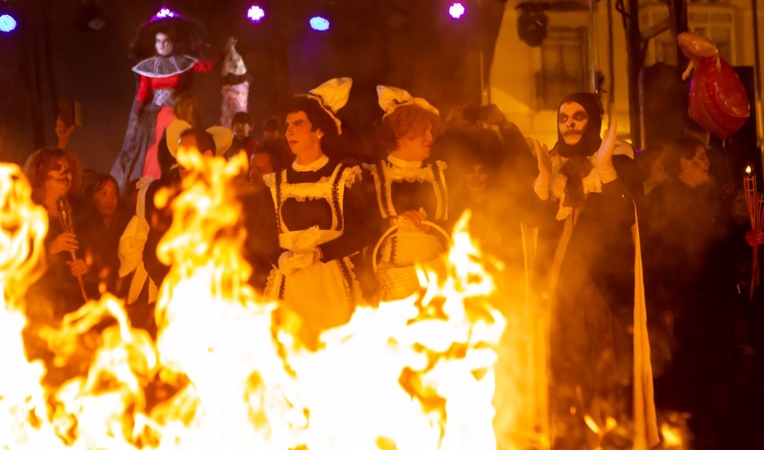 El Carnaval finaliza en Logroño con la Quema en la Plaza del Mercado, donde no faltó el concurso de lloros entre el público