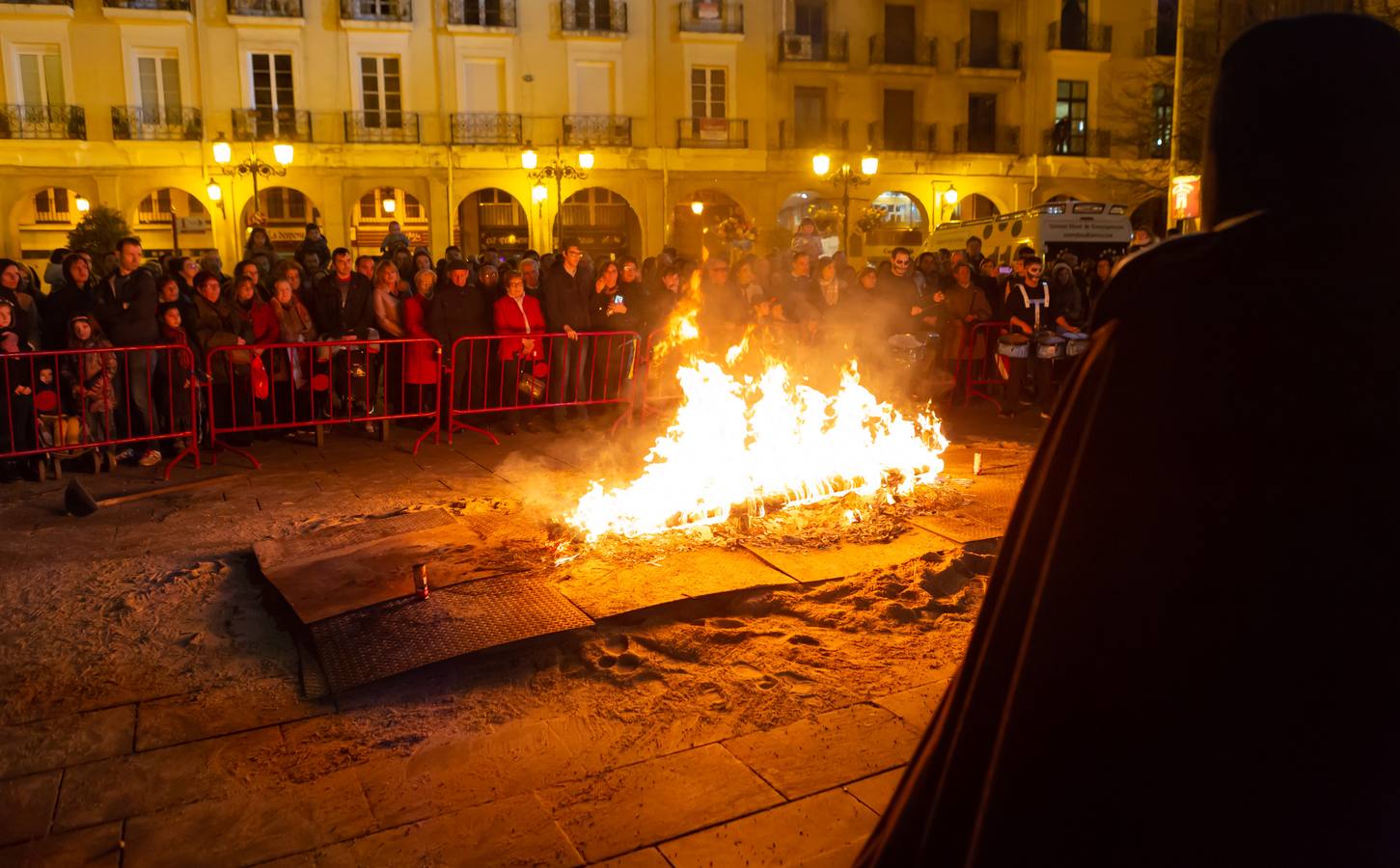 El Carnaval finaliza en Logroño con la Quema en la Plaza del Mercado, donde no faltó el concurso de lloros entre el público