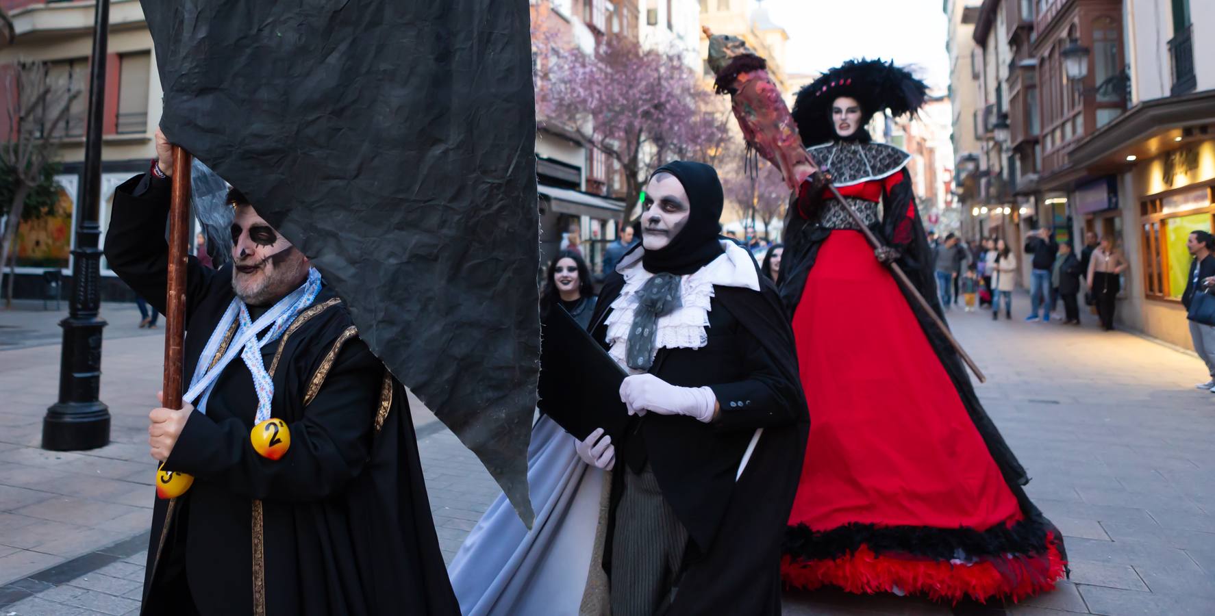 El Carnaval finaliza en Logroño con la Quema en la Plaza del Mercado, donde no faltó el concurso de lloros entre el público