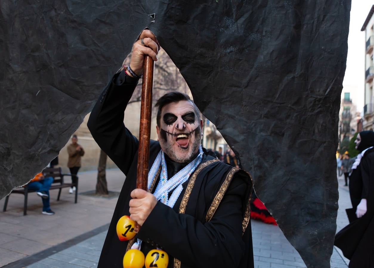 El Carnaval finaliza en Logroño con la Quema en la Plaza del Mercado, donde no faltó el concurso de lloros entre el público