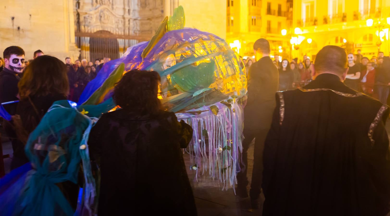 El Carnaval finaliza en Logroño con la Quema en la Plaza del Mercado, donde no faltó el concurso de lloros entre el público