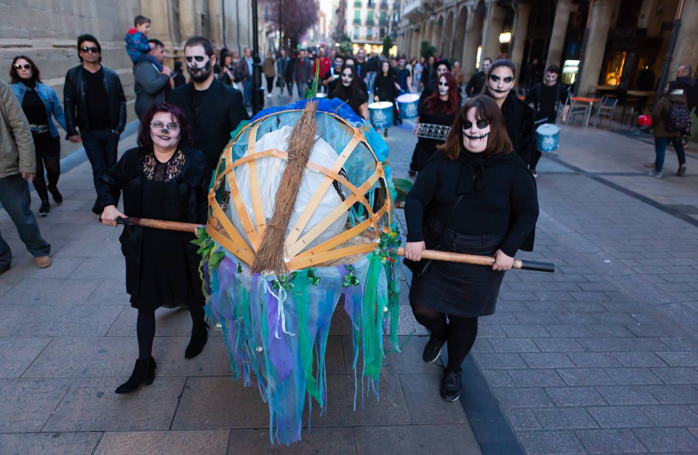 El Carnaval finaliza en Logroño con la Quema en la Plaza del Mercado, donde no faltó el concurso de lloros entre el público