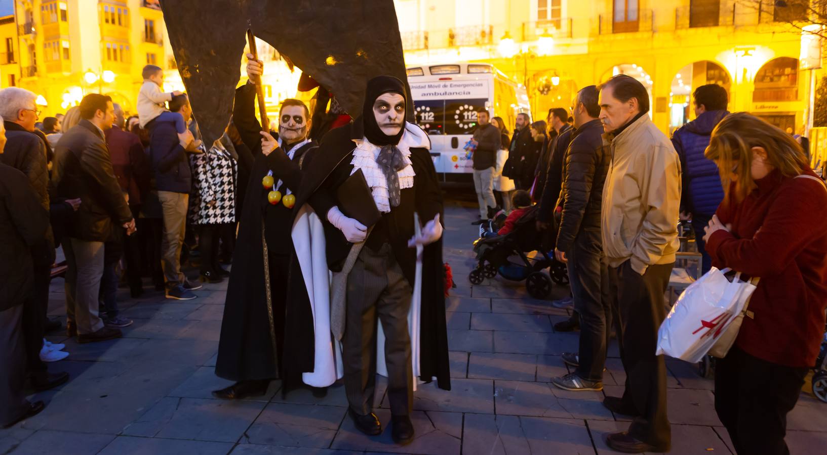 El Carnaval finaliza en Logroño con la Quema en la Plaza del Mercado, donde no faltó el concurso de lloros entre el público