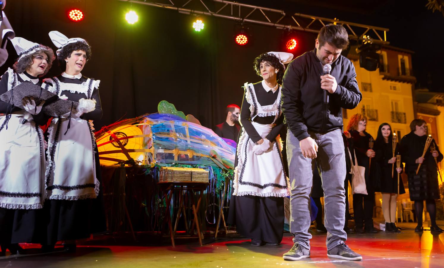 El Carnaval finaliza en Logroño con la Quema en la Plaza del Mercado, donde no faltó el concurso de lloros entre el público