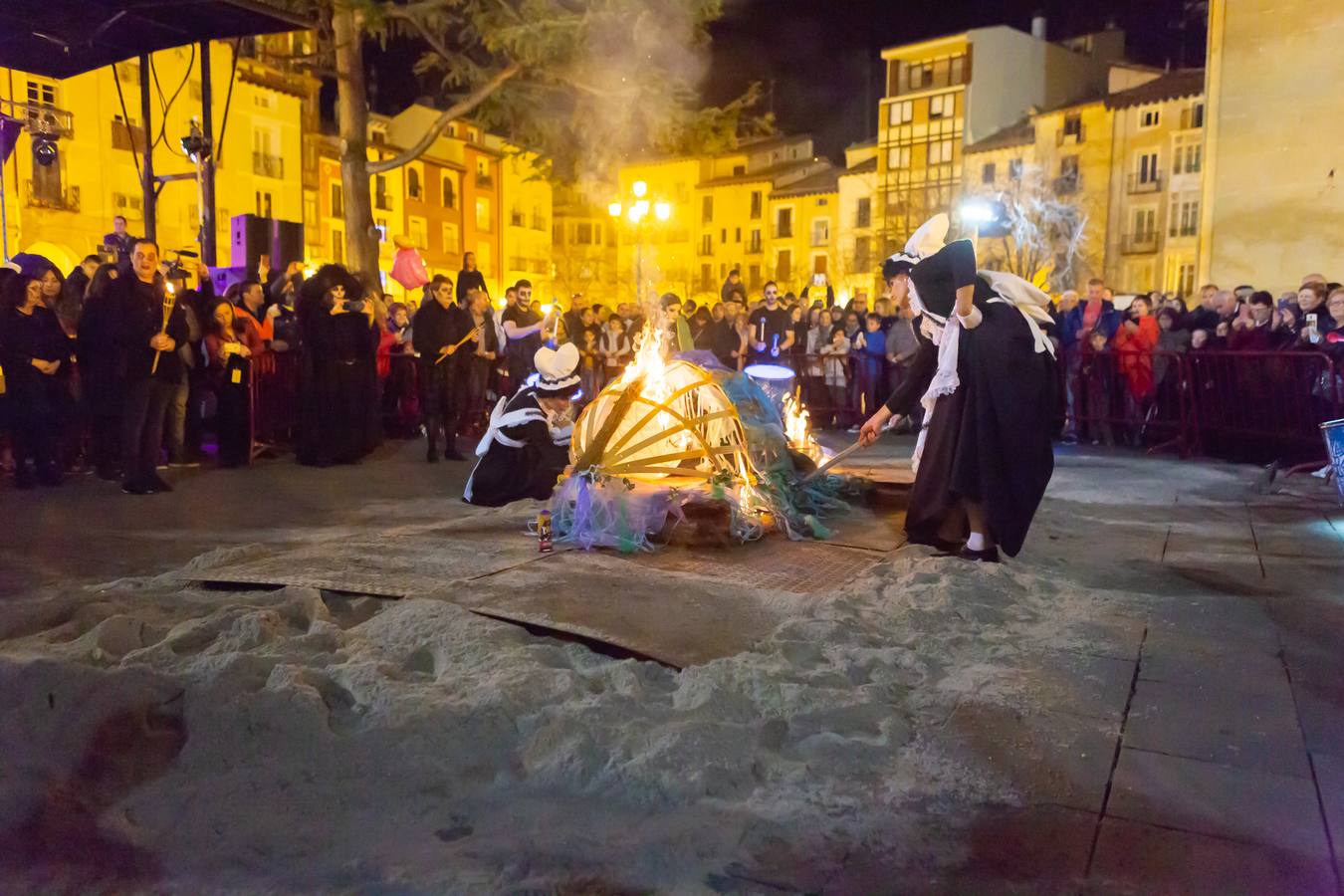 El Carnaval finaliza en Logroño con la Quema en la Plaza del Mercado, donde no faltó el concurso de lloros entre el público