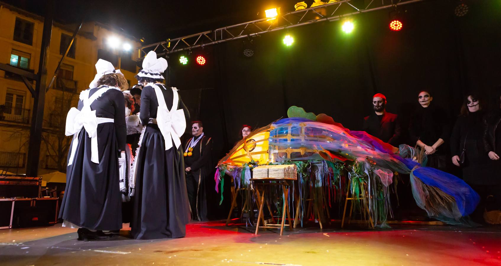 El Carnaval finaliza en Logroño con la Quema en la Plaza del Mercado, donde no faltó el concurso de lloros entre el público