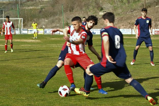 Los locales Héctor y Elías tratan de cortar el avance rival. 