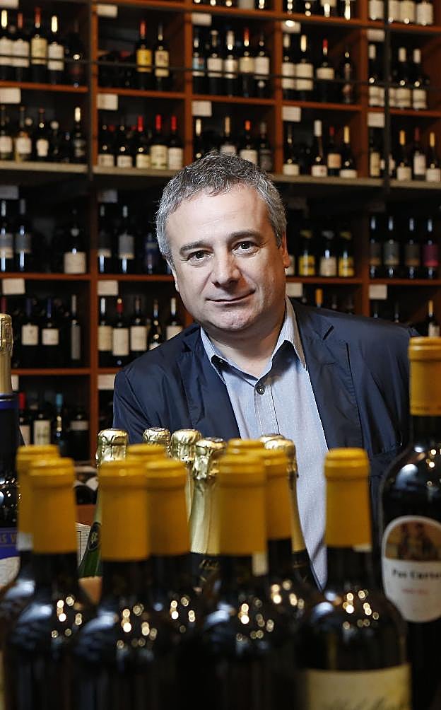 Quim Vila posa en una de sus tiendas de vinos. :: l. R.