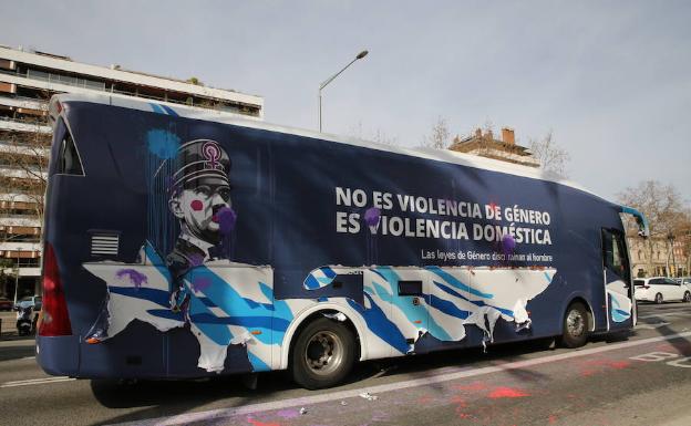 El autobús de HazteOir, tras el ataque en Barcelona.