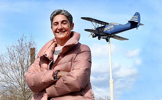 Alegría Vallejo, a la que le hubiera gustado pilotar helicópteros, posa ante la característica aeronave de Dulces El Avión. 