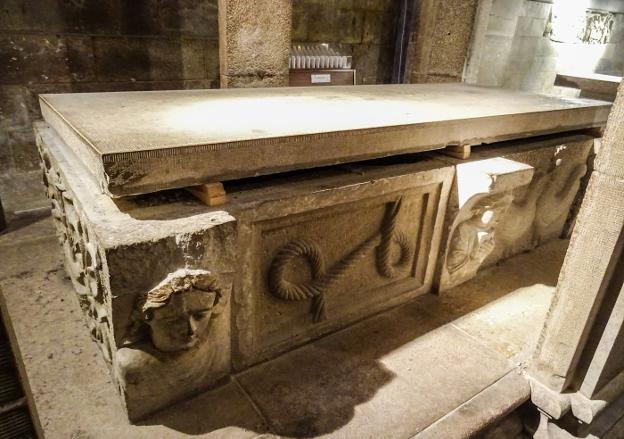 El sepulcro con cuñas de madera bajo la losa desplazada. La cripta cerró ayer a las visitas por obras. albo