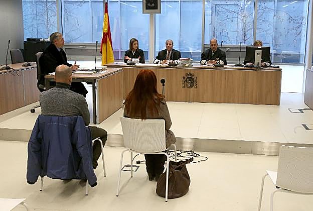 La exdecana del Colegio Oficial de Psicólogos de La Rioja, junto a su expareja, sentados ayer en el banquillo de la Audiencia Provincial de Logroño