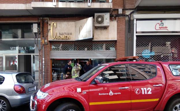 Bomberos de Logroño, esta mañana, justo al término de su intervención. 