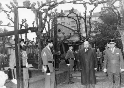 Imagen secundaria 1 - Roldán, junto a Aragón y Urralburu en el juicio de la «trama navarra», en una visita a Logroño y tras su detención.