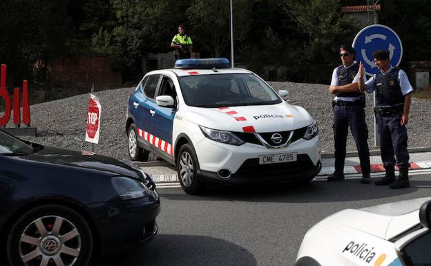 Detenido un hombre por intentar acuchillar a varios mossos en Barcelona