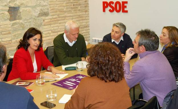Un momento de la reunión mantenida esta mañana entre los representantes socialistas y de UGT-Rioja.