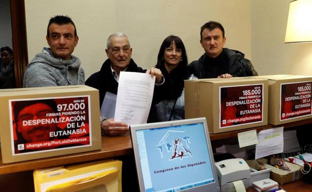 Los familiares de la mujer enferma de alzhéimer entregan en el Congreso de los Diputados firmas a favor de la eutanasia, imagen de archivo.