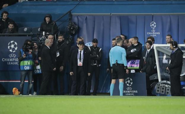 Damir Skomina viendo el vídeo durante el PSG-Manchester United. 